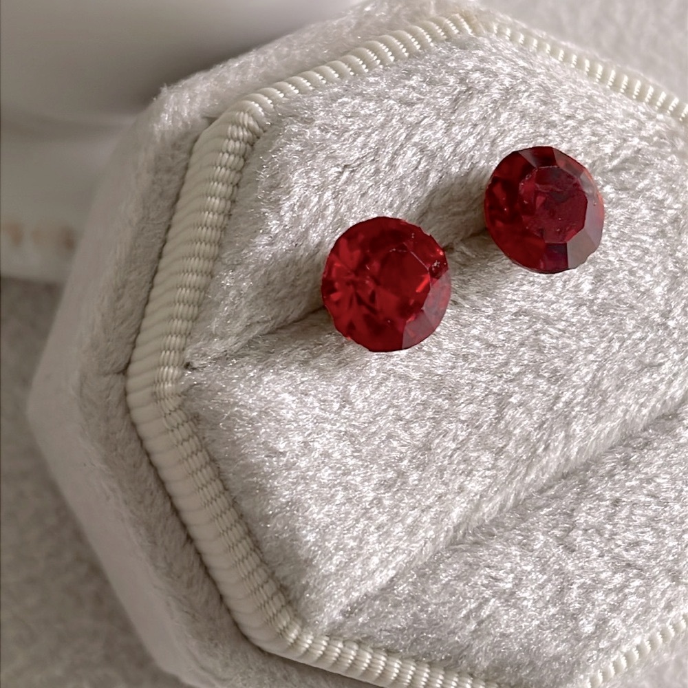 Ruby red stud earrings - Picture 4 of 4